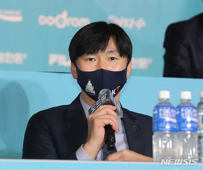 [서울=뉴시스] 김금보 기자 = 지난 2022년 10월18일 오후 서울 강남구 호텔리베라에서 열린 도드람 2022~2023 V-리그 남자부 미디어데이에서 OK금융그룹 읏맨 석진욱 감독이 포부를 밝히고 있다. 2022.10.18. kgb@newsis.com