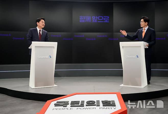 [서울=뉴시스] 국회사진기자단 = 24일 오후 서울 종로구 동아미디어센터 채널A 스튜디오에서 국민의힘 대선 2차 경선 진출자인 안철수 김문수  후보가 토론 전 리허설을 하고 있다. 2025.04.24. photo@newsis.com