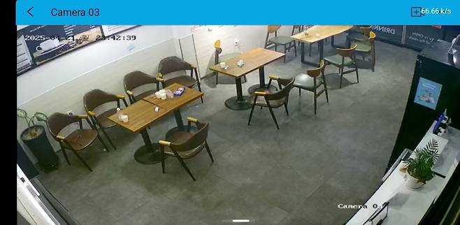 한 무인카페 CCTV 캡처 [출처='아프니까 사장이다' 카페 게시글]