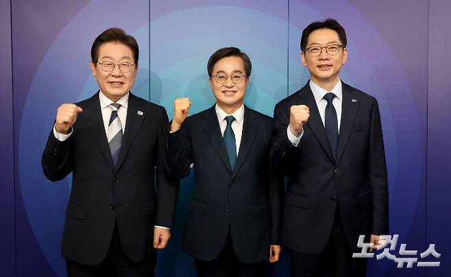 더불어민주당 제21대 대통령선거 경선에 나선 이재명(왼쪽부터), 김동연, 김경수 예비후보가 23일 오후 TV 초청 토론회 시작하기에 앞서 기념촬영을 하고 있다. 국회사진취재단
