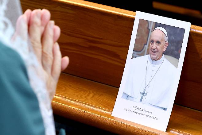 프란치스코 교황 빈소를 찾은 추모객이 기도하고 있다. 연합뉴스