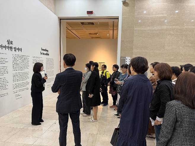 전문 해설사 전시 투어. 경남도청 제공