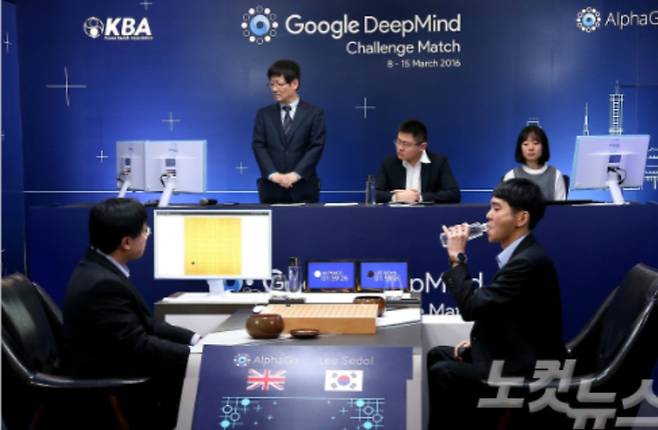 UNIST 이세돌 특임교수(당시 바둑기사 9단)가 지난 2016년 3월 9일 오후 서울 종로구 포시즌스호텔에서 열린 구글 인공지능(AI) 알파고의 첫 번째 대국에서 첫 수를 둔 뒤 물을 마시고 있다. 노컷뉴스 자료사진