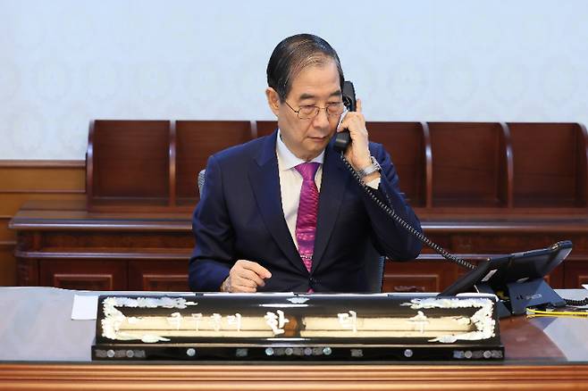 한덕수 대통령 권한대행 국무총리가 지난 8일 정부서울청사 집무실에서 도널드 트럼프 미국 대통령과 전화 통화를 하고 있다. 총리실 제공