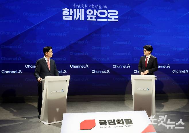 24일 서울 종로 동아미디어센터 오픈스튜디오에서 국민의힘 대선 2차 경선 진출자인 김문수(왼쪽), 한동훈 후보가 토론 전 대화를 하고 있다. 국회사진취재단