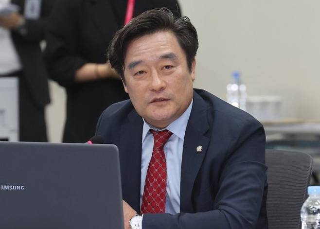 박수영(부산 남구) 의원이 김문수 대선 예비후보 캠프 합류로 시당위원장직을 사퇴하면서 정동만(기장군.사진) 의원이 권한대행을 맡게 됐다.연합뉴스