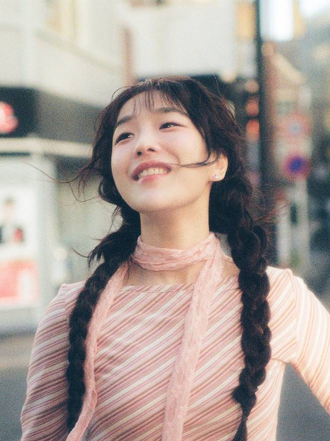 정규 1.5집 '플레인' 이후 10년 만에 두 번째 정규 2집 '잇 저스트 해픈드'를 발매한 싱어송라이터 치즈(달총). 무드밍글 제공