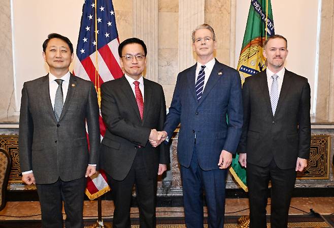 주요 20개국(G20) 재무장관회의 및 IMFC(국제통화금융위원회)'에 참석차 미국 워성턴D.C.를 방문중인 최상목 경제부총리 겸 기획재정부 장관이 안덕근 산업통상자원부 장관과 함께 4월 24일(현지시간) 미국 재무부에서 열린 '한-미 2+2 통상협의(Trade Consultation)' 참석, 스콧 베센트 미국 재무장관, 제이미슨 그리어 미국 무역대표부(USTR) 대표와 회의시작에 앞서 기념사진을 찍고 있다. 기획재정부 제공