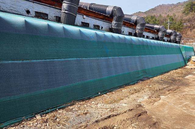 양돈장 배기구 쪽에 설치된 바이오 커튼.