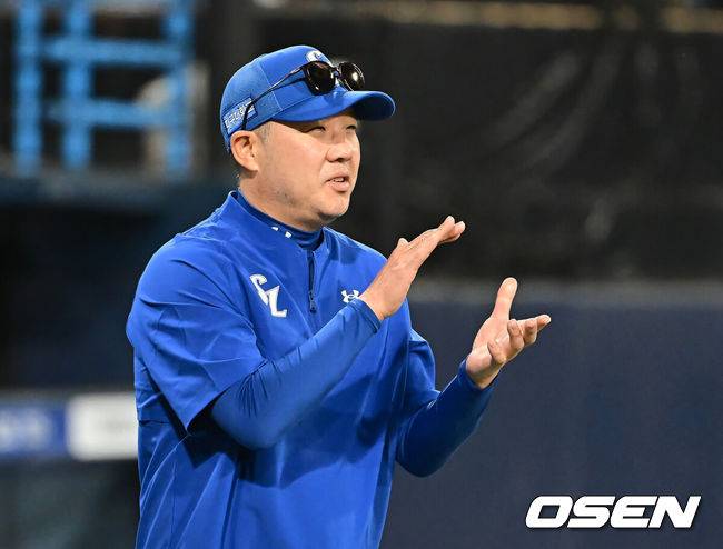 [OSEN=대구, 이석우 기자] 19일 대구삼성라이온즈파크에서 2025 신한 SOL 뱅크 KBO 리그 삼성 라이온즈와 롯데 자이언츠의 경기가 열렸다. 홈팀 삼성은 김대호가, 방문팀 롯데는 김진욱이 선발 출전했다. 삼성 라이온즈 박진만 감독이 롯데에 10-3으로 승리한 후 선수들에게 박수를 보내고 있다. 2025.04.19 / foto0307@osen.co.kr