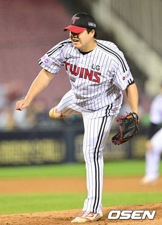 [OSEN=잠실, 김성락 기자] 23일 오후 서울 잠실야구장에서 2025 신한 SOL Bank KBO리그 LG 트윈스와 NC 다이노스의 경기가 열렸다.LG는 송승기, NC는 로건을 선발 투수로 내세웠다.9회초 LG 장현식이 마운드에 올라 힘차게 공을 뿌리고 있다. 2025.04.23 / ksl0919@osen.co.kr