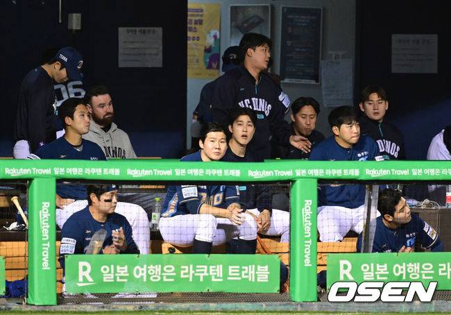 [OSEN=잠실, 김성락 기자] 프로야구 LG 트윈스가 NC 다이노스를 꺾고 2연패에서 벗어났다.&nbsp;LG는&nbsp;23일 잠실구장에서 열린 2025 KBO리그&nbsp;NC와 경기에서 3-0으로 승리하며 전날 패배를 설욕했다.  9회초 NC 선수들 더그아웃에서 경기를 지켜보고 있다. 2025.04.23 / ksl0919@osen.co.kr