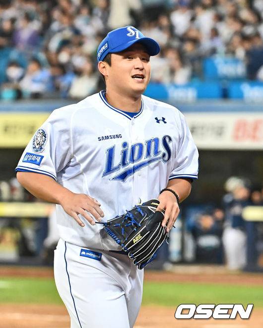 [OSEN=대구, 이석우 기자] 25일 대구삼성라이온즈파크에서 2025 신한 SOL 뱅크 KBO 리그 삼성 라이온즈와 NC 다이노스의 경기가 열렸다. 홈팀 삼성은 최원태가, 방문팀 NC는 최성영이 선발 출전했다. 삼성 라이온즈 선발 투수 최원태가 3회초 수비를 무실점으로 막고 미소짓고 있다. 2025.03.25 / foto0307@osen.co.kr