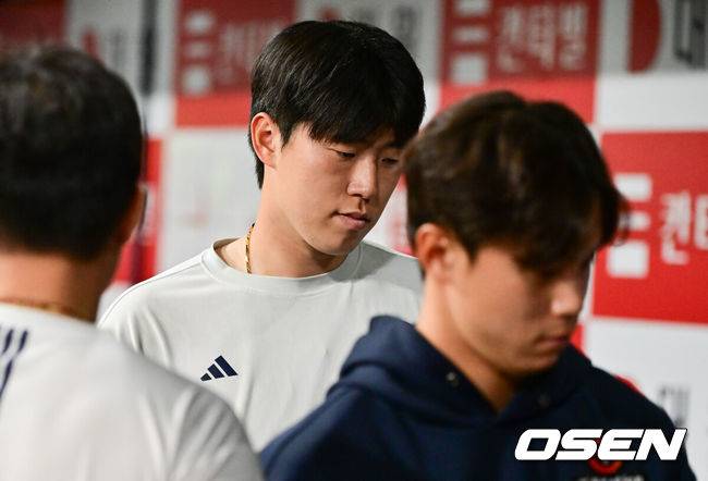 [OSEN=고척, 박준형 기자] 두산 베어스가 23일 서울 고척스카이돔에서 열린 2025 신한 SOL뱅크 KBO리그 키움 히어로즈와의 시즌 4차전에서 8-2로 승리했다.두산은 전날 패배 설욕과 함께 3연패에서 탈출하며 시즌 10승 14패를 기록했다. 반면 연승이 좌절된 키움은 9승 18패가 됐다.&nbsp;경기종료 후 두산 김유성이 어두운 표정을 짓고 있다.  2025.04.23 / soul1014@osen.co.kr