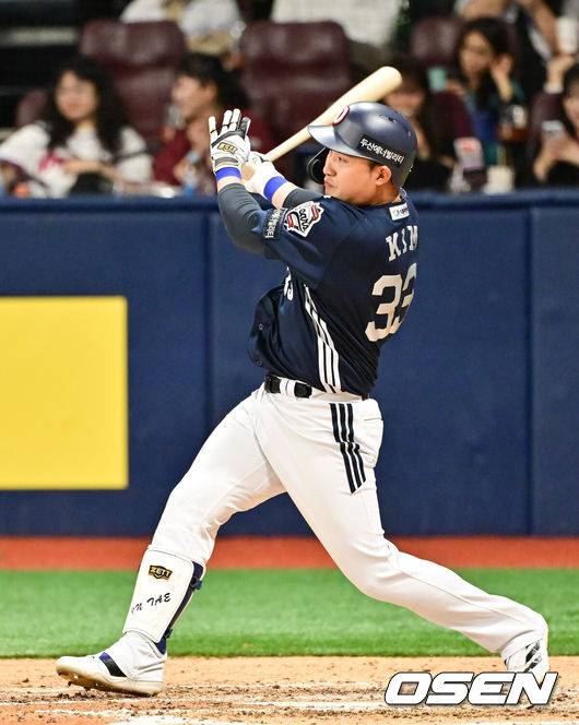 [OSEN=고척, 박준형 기자] 23일 오후 서울 고척스카이돔에서 ‘2025 신한 SOL BANK KBO리그’ 키움 히어로즈와 두산 베어스의 경기가 진행됐다.이날 키움은 김윤하를, 두산은 김유성을 선발투수로 내세웠다.5회초 2사 만루 두산 대타 김인태가 역전 2타점 적시타를 날리고 있다 .    2025.04.23 / soul1014@osen.co.kr