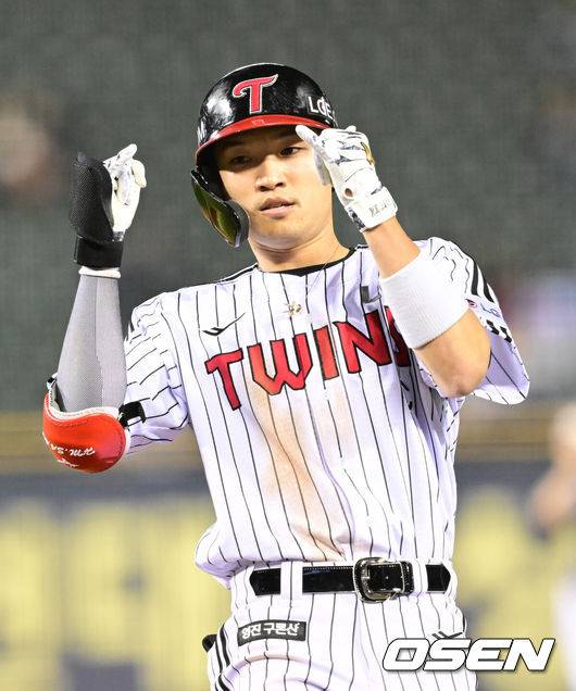 [OSEN=잠실, 김성락 기자] 23일 오후 서울 잠실야구장에서 2025 신한 SOL Bank KBO리그 LG 트윈스와 NC 다이노스의 경기가 열렸다.LG는 송승기, NC는 로건을 선발 투수로 내세웠다.4회말 2사 LG 박해민이 안타를 날린 뒤 세리머니를 하고 있다. 2025.04.23 / ksl0919@osen.co.kr