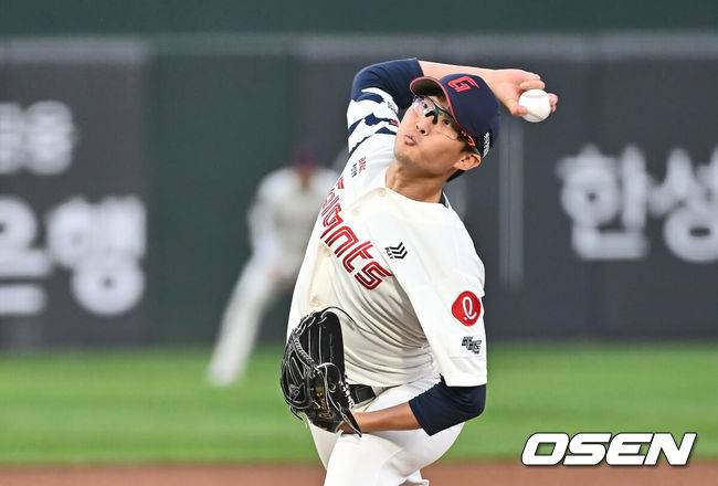 [OSEN=부산, 이석우 기자] 24일 부산 사직야구장에서 2025 신한 SOL 뱅크 KBO 리그 롯데 자이언츠와 한화 이글스의 경기가 열렸다. 홈팀 롯데는 박세웅, 방문팀 한화는 류현진이 선발 출전했다.롯데 자이언츠 선발 투수 박세웅이 역투하고 있다. 2025.04.24 / foto0307@osen.co.kr