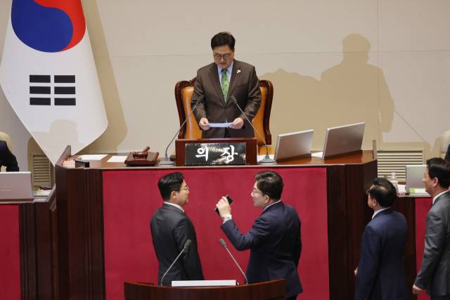 ▲24일 국회 본회의에서 한덕수 대통령 권한대행 국무총리의 추가경정예산안 시정연설 후 우원식 국회의장이 발언하자 국민의힘 권성동 원내대표가 항의하고 있다. ⓒ연합뉴스
