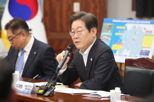 ▲24일 전북 김제 새만금33센터를 찾은 이재명 더불어민주당 대선 경선 후보가 재생에너지 산업 관계자들과 간담회를 갖고 있다. ⓒ연합뉴스