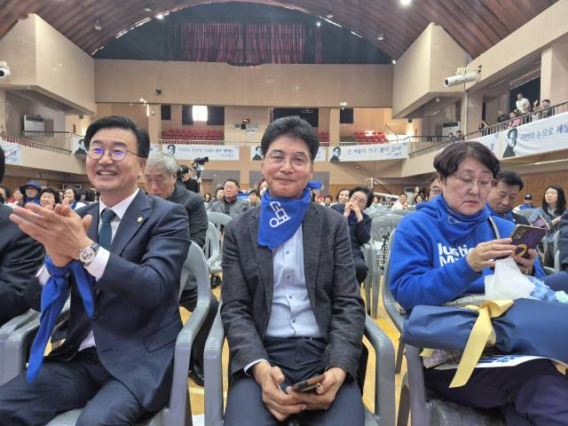 ▲24일 전북 전주비전대에서 열린 더명 전북발대식에서 정종삼(가운데) 더명 대표가 기념식에서 공연을 관람하고 있다. ⓒ프레시안