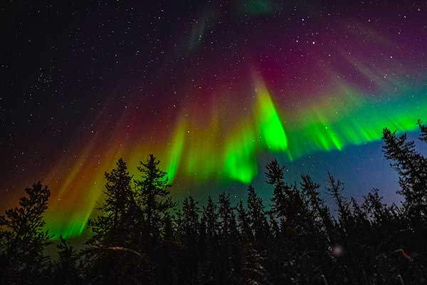총천연색의 커튼형 오로라.
