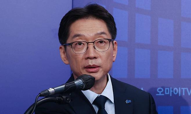 더불어민주당 제21대 대통령선거 경선에 나선 김경수 예비후보가 23일 오후 서울 여의도 오마이TV 스튜디오에서 열린 오마이TV 초청 토론회에서 모두발언을 하고 있다. 국회사진취재단