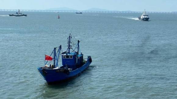 지난 4일 해경에 나포된 불법 중국어선.  서해5도 특별경비단 제공