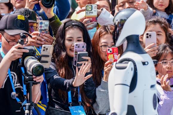 중국 베이징에서 열린 휴머노이드 하프마라톤 대회의 관람객들. 타스 연합뉴스