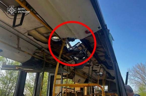 23일(현지시간) 우크라이나 드니프로페트로우스크주(州) 마르하네츠에서 러시아군의 드론 공습을 받은 시내버스가 파손돼 있다. AP 뉴시스