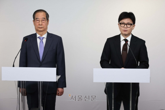 한덕수 국무총리와 한동훈 국민의힘 대표가 8일 서울 여의도 국민의힘 당사에서 국정 수습 방안에 대한 공동 담화문 발표를 하고 있다. 2024.12.8 오장환 기자