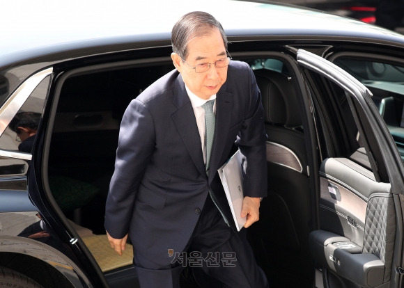 한덕수 대통령 권한대행 국무총리가 24일 2025년도 추가경정예산안 시정연설을 하기 위해 서울 여의도 국회에 도착하고 있다. 2025.4.24 안주영 전문기자