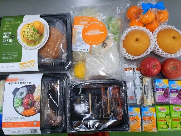지난 설 연휴에 배달된 서울 양천구의 ‘함께 우리 도시락’ 품목. 양천구는 연휴 기간 결식 우려가 있는 아동들에게 맛있고, 영양가가 높은 도시락을 배달해주고 있다. 양천구 제공