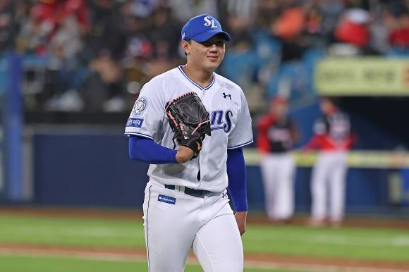 삼성 라이온즈 배찬승이 23일 대구 삼성라이온즈파크에서 열린 2025 KBO리그 정규시즌 KIA 타이거즈와의 홈 경기에서 6회를 틀어막고 마운드를 내려오며 웃고 있다. 삼성 라이온즈 제공