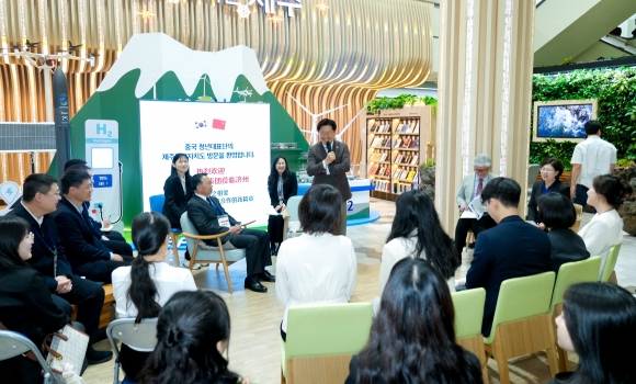 제주도는 24일 오전 도청을 찾은 위안 민다오(袁敏道) 중국인민대외우호협회 부회장을 단장으로 하는 중국 청년대표단 50여 명과 소통하고 있다. 제주도 제공