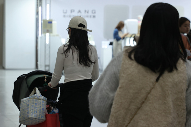 지난 1월 27일 서울 강서구 마곡동 코엑스 마곡에서 열린 '2025 마이비 마곡 베이비페어&유아교육전'에서 방문객들이 육아용품을 살펴보고 있다. 연합뉴스.