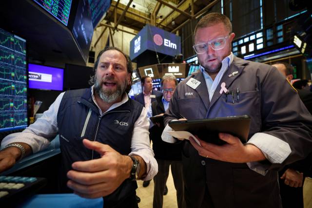 23일(현지 시간) 미국 뉴욕증권거래소에서 트레이더들이 업무를 보고 있다. 로이터연합뉴스