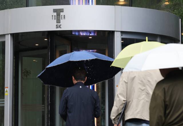 22일 SK텔레콤은 지난 19일 오후 11시 40분께 해커에 의한 악성 코드로 이용자 유심(USIM)과 관련한 일부 정보가 유출된 정황을 확인했다고 밝혔다. 이날 서울 중구 SK텔레콤 본사 모습. 연합뉴스