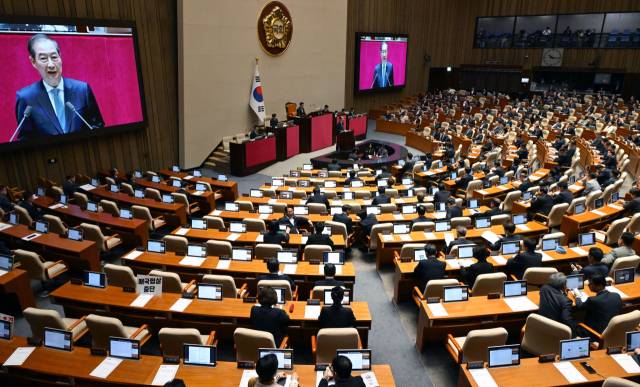 한덕수 대통령 권한대행 국무총리가 24일 서울 여의도 국회 본회의장에서 열린 제424회 국회(임시회) 제6차 본회의에서 2025년도 제1회 추가경정예산안에 대한 정부의 시정연설을 하고 있다.