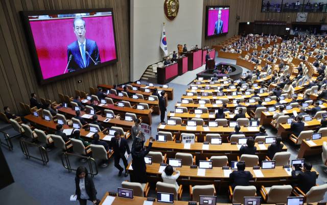 한덕수 대통령 권한대행 국무총리가 24일 서울 여의도 국회 본회의장에서 추가경정예산안 시정연설을 하고 있다. 연합뉴스