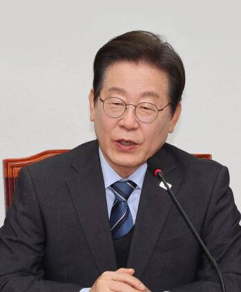 4월 9일 이재명 전 더불어민주당 대표가 국회에서 6·3 대통령선거 출마를 위해 대표직 사퇴를 발표하고 있다. 뉴시스&nbsp;