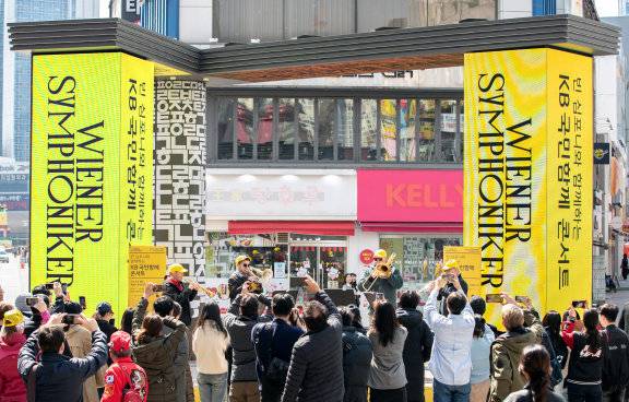 트럼펫 둘, 트롬본 둘로 구성된 금관 4중주단 ‘빈 심포니 콰르텟’은 2024년 3월 18일 대구 동성로에 위치한 동성로 28 아트스퀘어에서 깜짝 버스킹 공연을 펼쳤다. 뉴스1