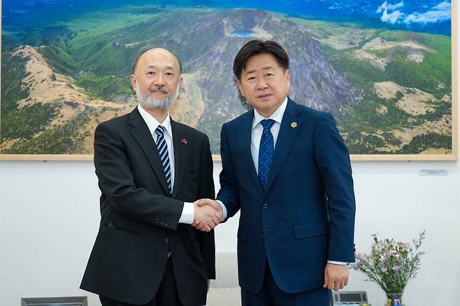 오영훈 제주도지사(오른쪽)가 지난 23일 도청 집무실에서 이케다 요오이치(池田洋一) 주제주일본국총영사관 신임 총영사와 만나, 악수하고 있다. ⓒ제주도 제공