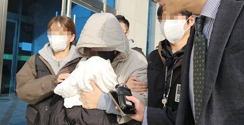24일 청주지방법원 형사22부(한상원 부장판사)는 장애를 갖고 태어난 신생아 자녀를 살해한 혐의로 구속기소된 30대 여성 A씨의 선고공판에서 징역 4년을 선고했다. 사진은 A씨가 작년 11월 구속 전 피의자심문을 받고 청주지법을 나서는 모습 ⓒ연합뉴스=독자 제공