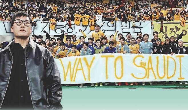 광주FC 선수들이 지난달 빗셀 고배를 꺾고 아시아축구연맹(AFC) 아시아챔피언스리그 8강행을 확정한 뒤 기념사진을 찍고 있다. 왼쪽 작은 사진은 이정효 광주FC 감독이 지난 19일 서울월드컵경기장에서 열린 FC서울전에서 그라운드를 바라보고 있다. 프로축구연맹 제공