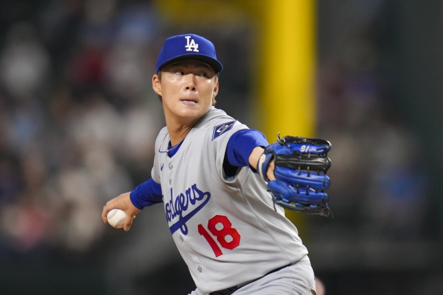 LA 다저스 야마모토 요시노부가 19일 텍사스전에서 역투하고 있다. AP연합뉴스