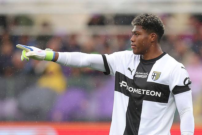 파르마 골키퍼 스즈키 자이온이 지난 14일 피오렌티나전에서 동료들에게 손짓하고 있다. Getty Images코리아