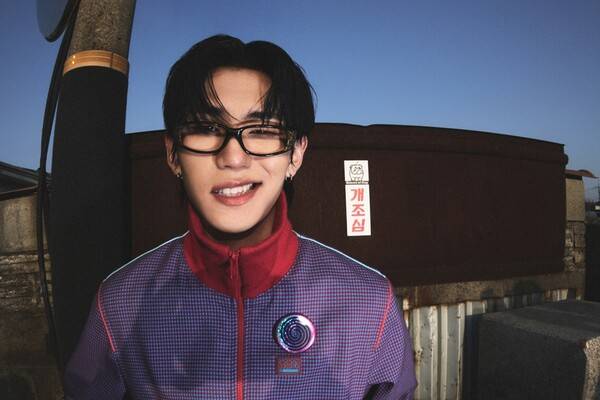 ▲ 식구가 29일 새 EP '간(間)'을 발표한다. 사진은 식구 멤버 요시의 콘셉트 사진. 제공|AOMG