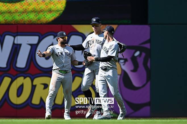 ▲ 외야수들과 승리 기쁨을 나누는 애런 저지.