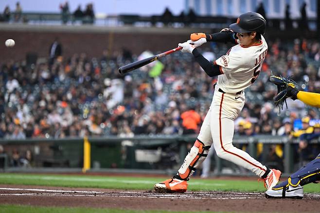 ▲ 이정후는 24일(한국시간) 미국 캘리포니아주 샌프란시스코 오라클파크에서 열린 2025 메이저리그 밀워키 브루어스와 경기에 3번 타자 중견수로 선발 출전해 4타수 3안타 1득점으로 4-2 승리를 이끌었다. 1회 밀워키 선발 프레디 페랄타의 패스트볼을 받아쳐 좌익수 앞 안타를 만들었다. ⓒ연합뉴스