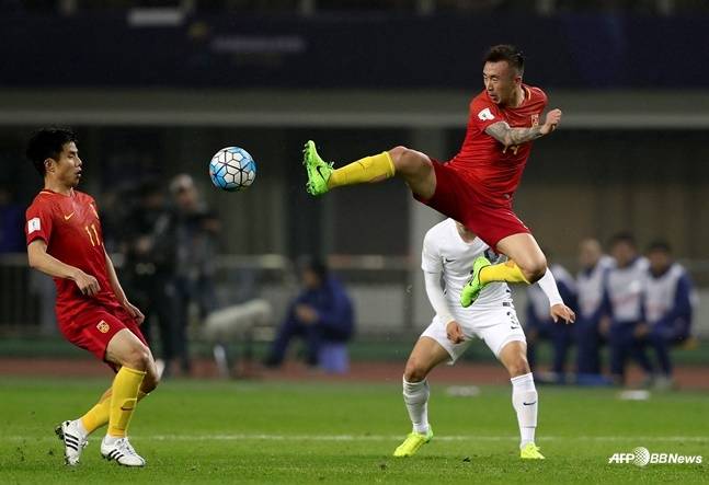 왕용표(오른쪽 위)가 날아차기를 하고 있다. /AFPBBNews=뉴스1